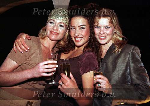 Guusje Nederhorst samen met Babbette v Veen en Katja Schuurman na afloop van Linda Roos & Jessica