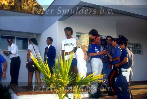 Henk Mees, Frits Barend, Frank Rijkaard tijdens een traing Wereldkampioenschap in Italie 1990 in Sicilie