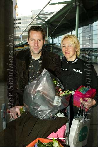 Schiphol 27 januari 2004
Aankomst op Schiphol van Marianne Timmer . Marianne Timmer samen met haar vriend Henk Timmer.