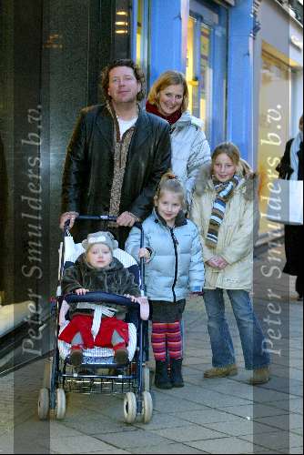 Amsterdam 3 januari 2003
Henk jan Smits met vrouw en kinderen op PC Hooftstraat.