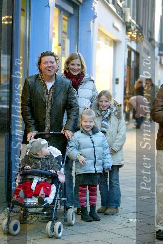 Amsterdam 3 januari 2003
Henk jan Smits met vrouw en kinderen op PC Hooftstraat.