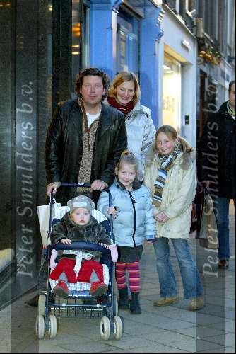 Amsterdam 3 januari 2003
Henk jan Smits met vrouw en kinderen op PC Hooftstraat.