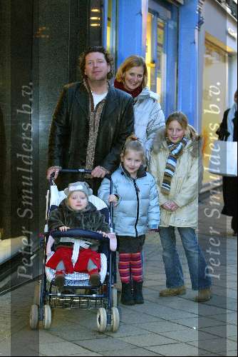 Amsterdam 3 januari 2003
Henkjan Smits met vrouw en kinderen op PC Hooftstraat.