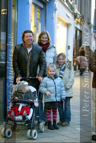 Amsterdam 3 januari 2003
Henkjan Smits met vrouw en kinderen op PC Hooftstraat.