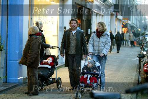 Amsterdam 3 januari 2003
Henkjan Smits met vrouw en kinderen op PC Hooftstraat.