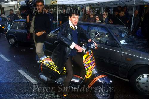 Herman Brood op zijn scooter in de Amsterdamse straten