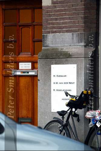 Amsterdam 15 januari 2004
Prinses Annette en prinses Isabella v Vollenhoven na bezoek aan dokter. huisartsenpraktijk dokter Evenaar