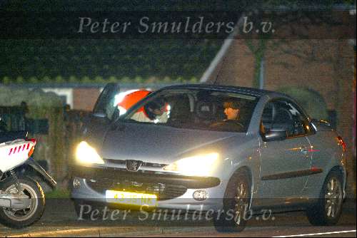 Amsterdam 21 januari 2004
Irene v d Laar wordt met haar Peugeot Cabrio aangehouden door Politieagent