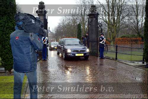 Den Haag 31 januari 2004
Koningin Beatrix vertrekt bij Huis ten Bosch op haar verjaardag.
