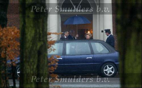 Den Haag 31 januari 2004
Koningin Beatrix vertrekt bij Huis ten Bosch op haar verjaardag.