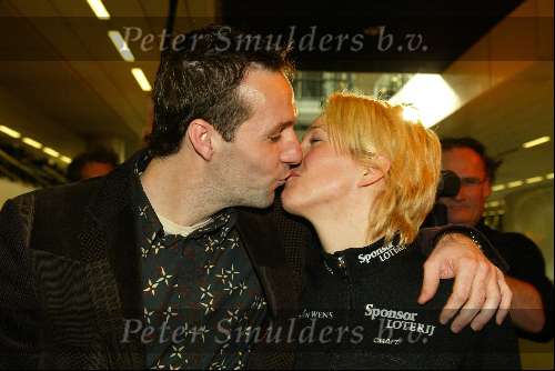 Schiphol 27 januari 2004
Aankomst op Schiphol van Marianne Timmer . Marianne samen met Henk Timmer kussend.