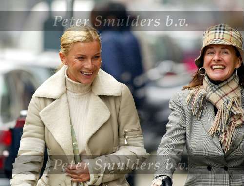 Amsterdam 23 januari 2004
Angela Kluivert en Mariet (st tropez)  op PC Hooftstraat in Amsterdam 
Peter Smulders bv