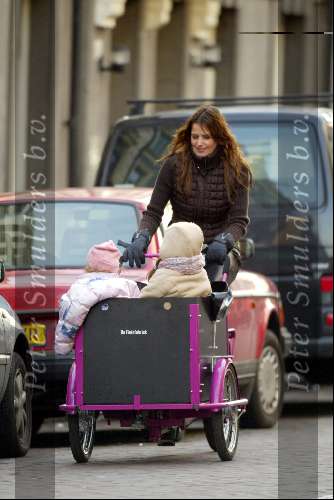 Amsterdam 18 januari 2004
Mariska Hulscher met kinderen in bakfiets