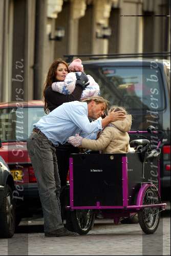 Amsterdam 18 januari 2004
Mariska Hulscher met kinderen in bakfiets en met ex man.