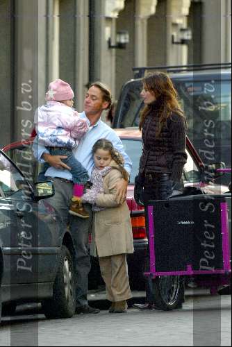 Amsterdam 18 januari 2004
Mariska Hulscher met kinderen in bakfiets en met ex man.