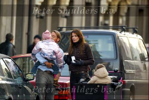 Amsterdam 18 januari 2004
Mariska Hulscher met kinderen in bakfiets en met ex man.