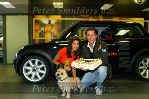 Heemstede 17 januari 2004
Touriya krijgt Mini Cooper.Touriya  samen met haar vriend Martijn Lusink