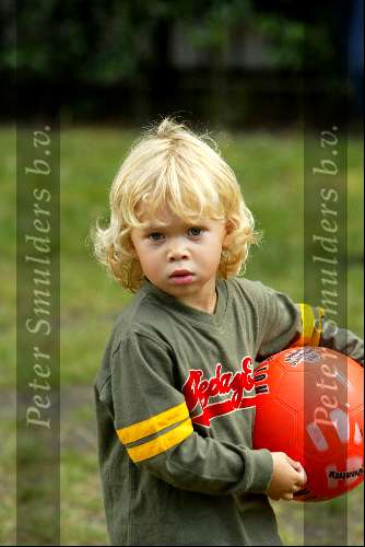 Amsterdam 30 augustus 2003

Ruud Gullit voetballen en spelen met zijn kinderen Joelle en Maxim

Peter Smulders bv