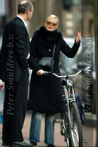 Amsterdam 20 januari 2004
Monique Sluyter op de fiets met een kennis