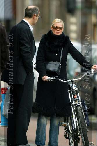 Amsterdam 20 januari 2004
Monique Sluyter op de fiets met een kennis