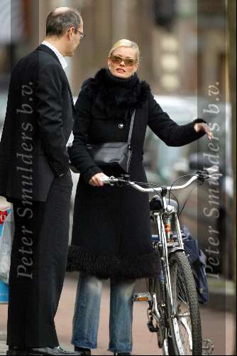 Amsterdam 20 januari 2004
Monique Sluyter op de fiets met een kennis