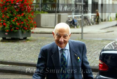 Amsterdam 2 juli 2003
Drs. Norbert Schmelzer bij amstel hotel ivm boek hillary clinton
Geboren 22 Maart 1921