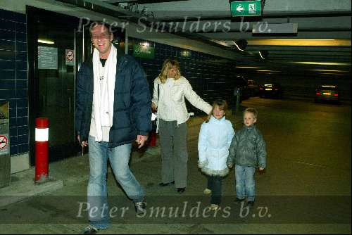 Amsterdam 2 januari 2003
 Piet Paulusma met vriendin Astrid Rodenburg en haar 2 kindere op Schiphol.