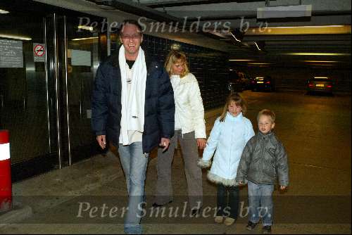 Amsterdam 2 januari 2003
 Piet Paulusma met vriendin Astrid Rodenburg en haar 2 kindere op Schiphol.