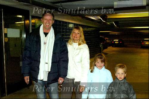 Amsterdam 2 januari 2003
 Piet Paulusma met vriendin Astrid Rodenburg en haar 2 kindere op Schiphol.