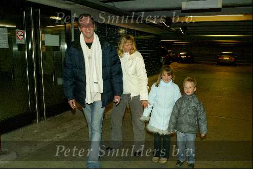 Amsterdam 2 januari 2003
 Piet Paulusma met vriendin Astrid Rodenburg en haar 2 kindere op Schiphol.