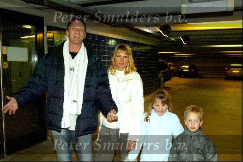 Amsterdam 2 januari 2003
 Piet Paulusma met vriendin Astrid Rodenburg en haar 2 kindere op Schiphol.