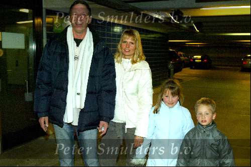 Amsterdam 2 januari 2003
 Piet Paulusma met vriendin Astrid Rodenburg en haar 2 kindere op Schiphol.