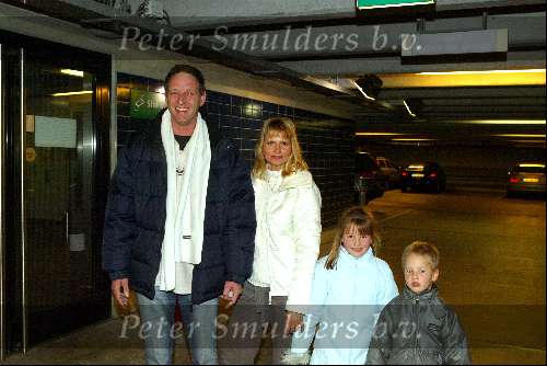 Amsterdam 2 januari 2003
 Piet Paulusma met vriendin Astrid Rodenburg en haar 2 kindere op Schiphol.