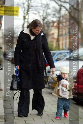 Amsterdam 15 januari 2004
Prinses Annette en prinses Isabella v Vollenhoven na bezoek aan dokter.