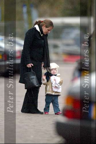 Amsterdam 15 januari 2004
Prinses Annette en prinses Isabella v Vollenhoven na bezoek aan dokter.