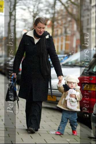 Amsterdam 15 januari 2004
Prinses Annette en prinses Isabella v Vollenhoven na bezoek aan dokter.