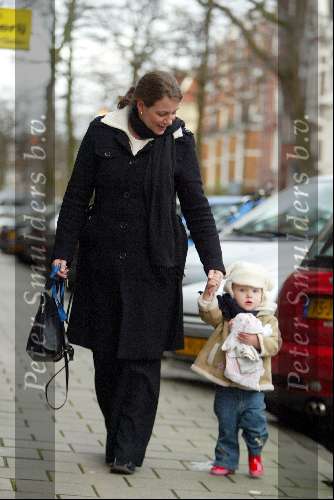 Amsterdam 15 januari 2004
Prinses Annette en prinses Isabella v Vollenhoven na bezoek aan dokter.