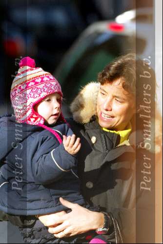 Amsterdam 18 januari 2004
Prinses Marilene naar de kerk met Prinses Anna