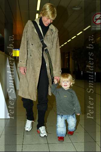 Schiphol 27 januari 2004
Aankomst op Schiphol van  Erben Wennemars. Renate Wennemars en zoontje Bram