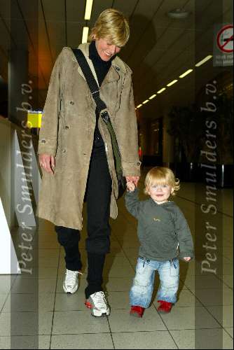 Schiphol 27 januari 2004
Aankomst op Schiphol van  Erben Wennemars. Renate Wennemars en zoontje Bram