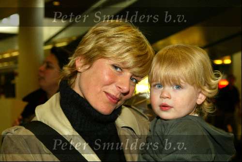 Schiphol 27 januari 2004
Aankomst op Schiphol van  Erben Wennemars .Renate Wennemars met zoontje Bram   
Renate v d Zalm