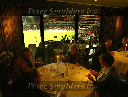 Eindhoven 31 Januari 2003
Restaurant Avangarde sinds januari 2003 een Michelin ster met op de achtergrond het PSV stadion.
links op de achtergrond Toon v Aken die de architectuur heeft gedaan voor dit stuk van het PSV-stadion