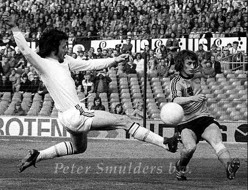 Rob Rensenbrink in aktie met Erik Gerets tijdens een interland Nederland-Belgie