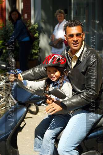 Amsterdam 1 juni 2002
Ruud Gullit en Joelle Gullit op scooter