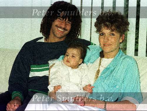 Ruud Gullit whit his first wife Yvonne de Vries and the first baby Felicity Gullit
Eindhoven, 1986