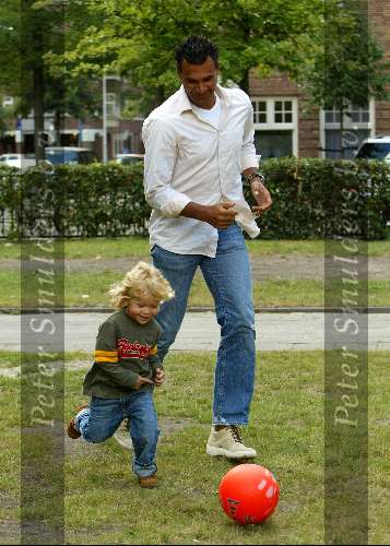 Amsterdam 30 augustus 2003
Ruud Gullit voetballen met  Maxim Gullit