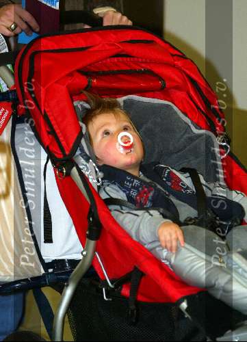 Amsterdam 2 januari 2003
Wendy v Dijk met haar zoontje Sem en een vriendin op Schiphol.