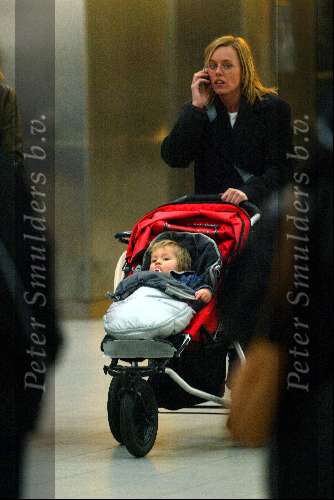 Amsterdam 2 januari 2003
Wendy v Dijk met haar zoontje Sem en een vriendin op Schiphol.