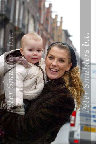 Amsterdam 7 januari 2004
Tatum Dagelet met Toy Travis en een kennis op Cornelus Schuytstraat.