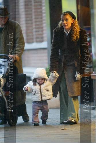 Amsterdam 7 januari 2004
Tatum Dagelet met Toy Travis en een kennis op Cornelus Schuytstraat.